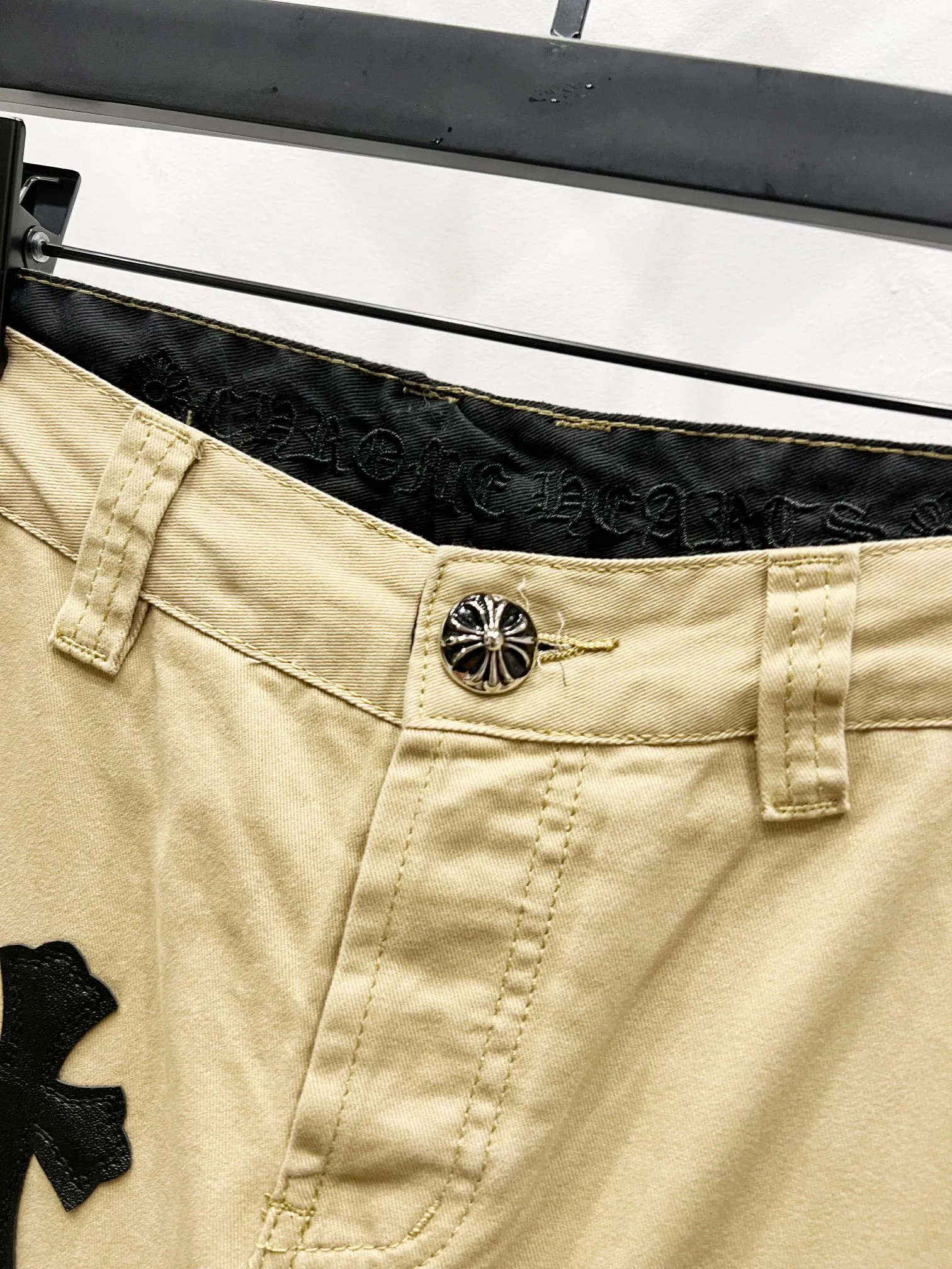 P260 Style Number: (W002) ChromeHearts & Khaki Leather Cross Piece Leather Straight Jeans Ceiling-Level Jeans A pair is hard to find at the counter‼ ️About Zangyin✅This is an extremely luxurious fashion brand that can also be called the aristocracy of the high street. It has always been an exclusive brand for some hipsters or rich second generations. The color of this model is already very eye-catching by using a unique washed material. It is decorated with pink patch cross flowers, which cleverly highlights the charm of the brand. Secondly, this model adopts a classic high-waist cut design, which highlights the long legs and fashionable temperament of the upper body. The brand is highly recognizable and the slim-fitting configuration is more suitable for daily wear. The personality will be fashionable and the specifications can be seen at a glance. Materials and technology ✅ Needless to say, this point goes without saying. As an excellent craftsman brand, Zangyin's requirements for details and craftsmanship are really perfect. The washed color of this model has gone through a lot of processes, not to mention the embellishment of the denim appliqués. It is also purely handmade and sewn. Just like what they believe in, only handmade things have soul and have the meaning of wearing. A top-notch heavy-duty fashionable denim item, recommended by both hands‼ ️ Size: 28, 30, 32, 34, 36 (S-XXL) Color: Khaki